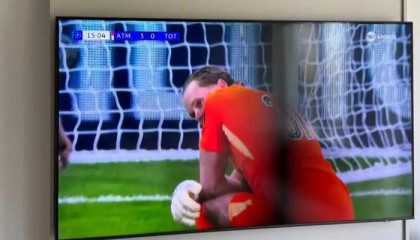 半岛体育下载-热刺门将金斯基两度失误被换下，赛后获球迷安慰|马竞|欧冠|托特纳姆热刺|马德里竞技|决赛_新浪体育_新浪新闻