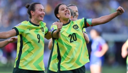 半岛体育-4-0！女足亚洲杯最大惨案诞生：8强已定2席，两队给中国队出难题