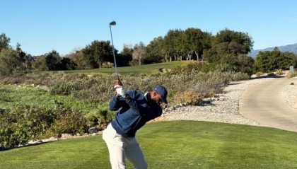 半岛体育-今天没比赛！詹姆斯更新社媒晒出自己打高尔夫球与冰浴恢复照